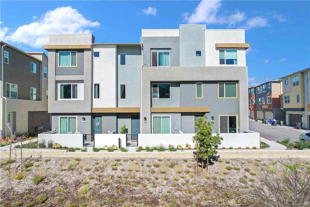 Townhouse For Sale - 27582 Manzanita<br/> Valencia, CA 91381