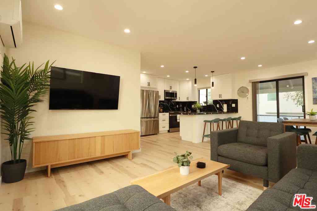Townhouse For Rent - 918 N San Vicente Boulevard #D<br/> Los Angeles County, West Hollywood, CA 90069
