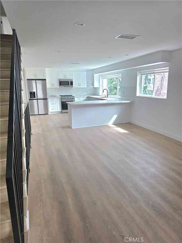 Townhouse For Rent - 14169 Calvert<br/> Los Angeles County, Van Nuys, CA 91401
