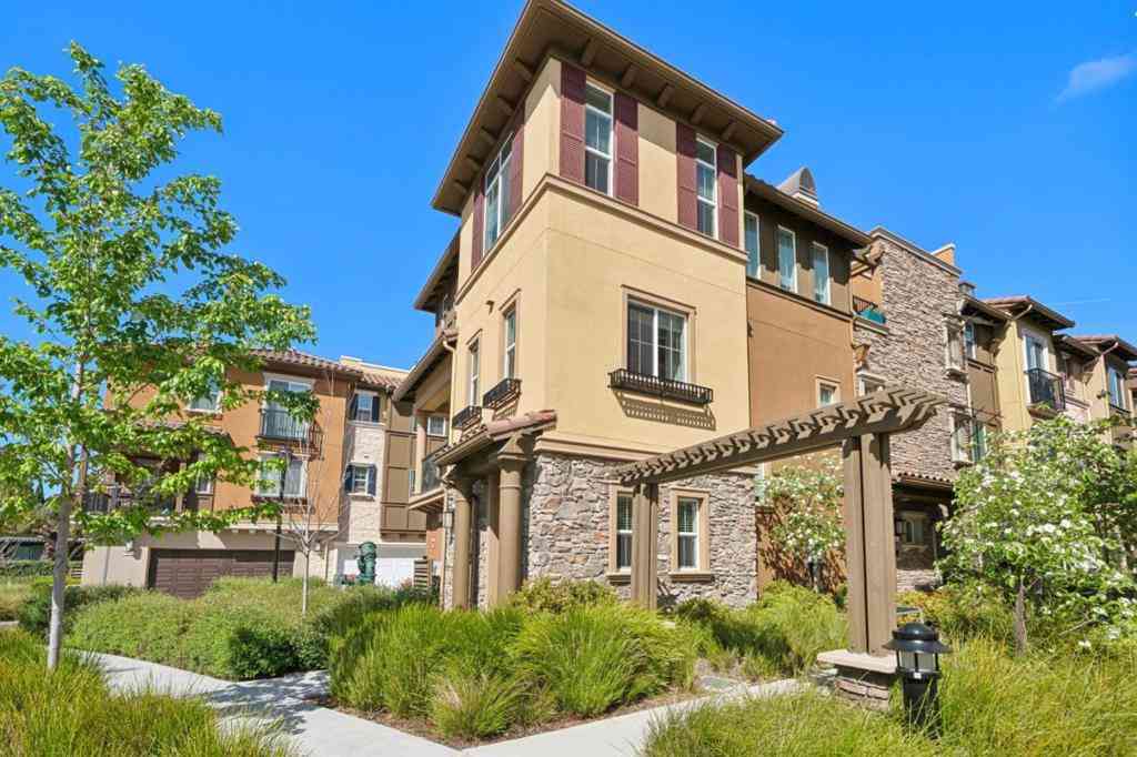 Townhouse For Sale - 663 Alamo Court<br/> Mountain View, CA 94043