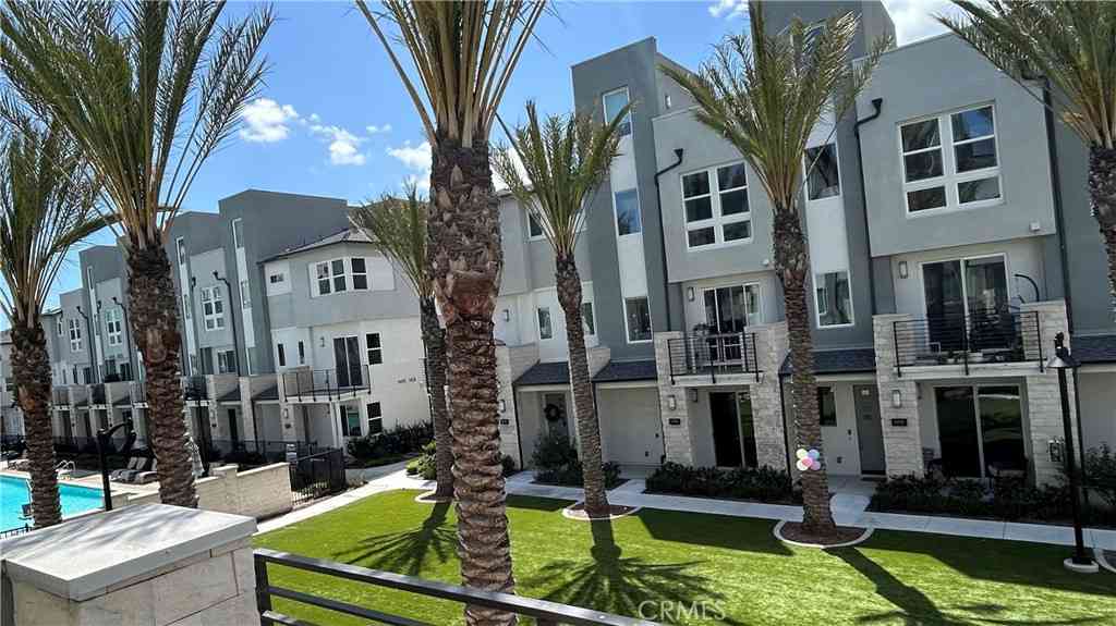 Townhouse For Sale - 1314 W Bushell Street<br/> Anaheim, CA 92805