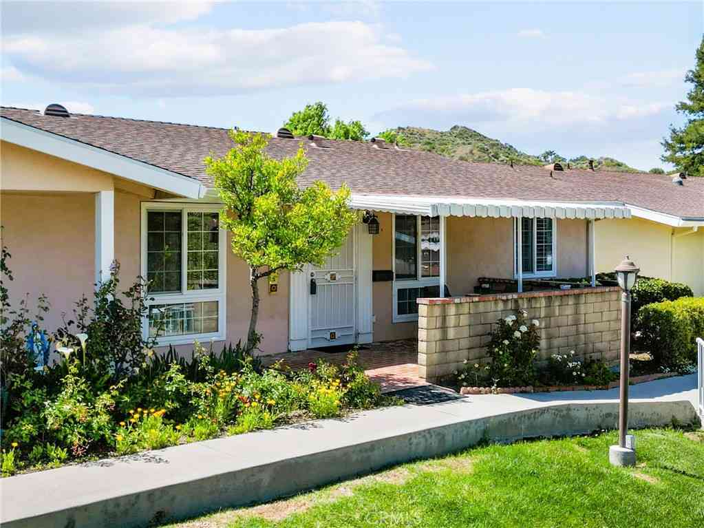 Condo For Sale - 19163 Avenue Of The Oaks #A<br/> Newhall, CA 91321