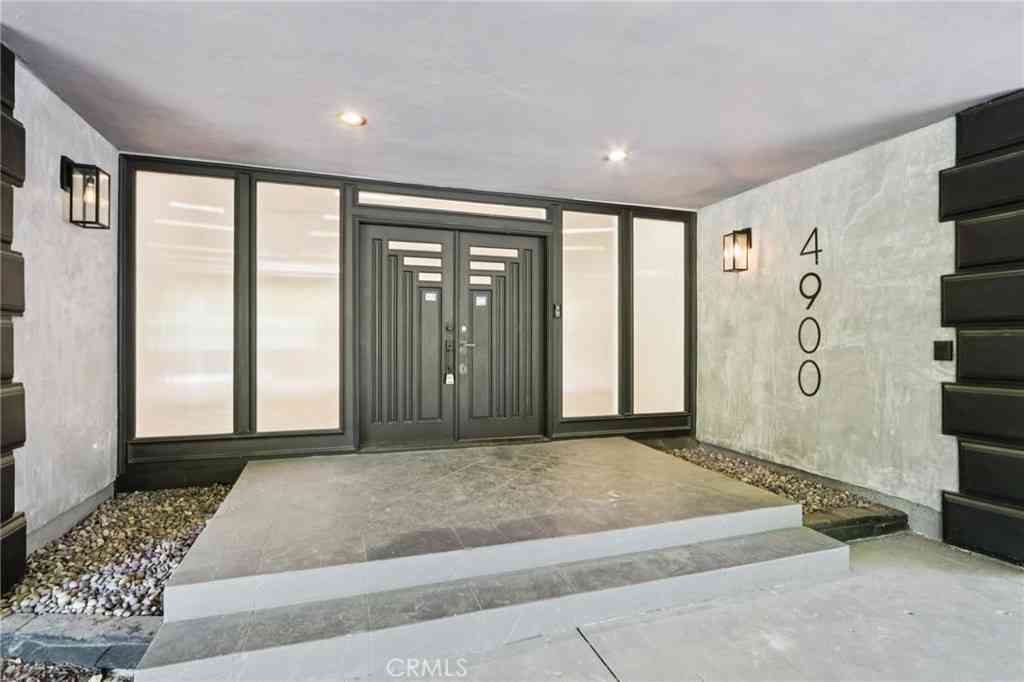 Homes For Sale - 4900 Queen Victoria<br/> Los Angeles County, Woodland Hills, CA 91364