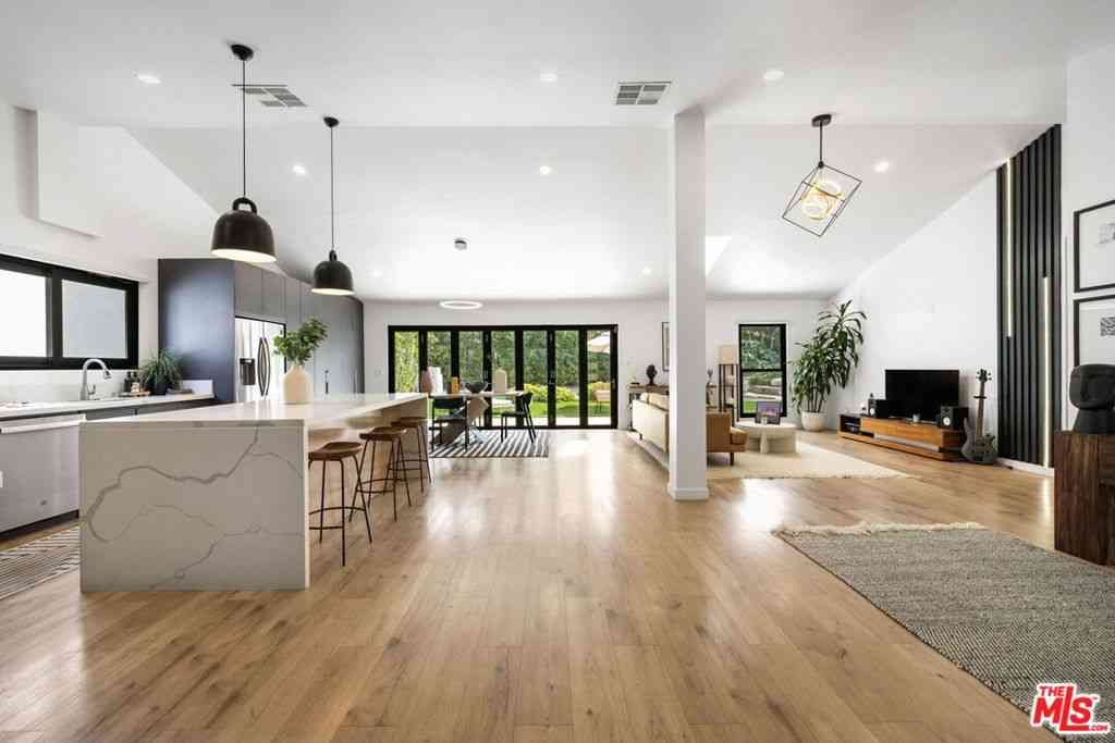 Homes For Sale - 23110 Bigler Street<br/> Los Angeles County, Woodland Hills, CA 91364