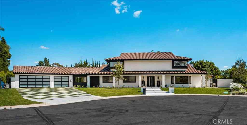 Homes For Sale - 10282 Old Lamplighter Lane<br/> Villa Park, CA 92861