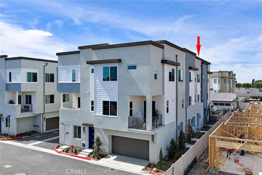 Townhouse For Sale - 7255 Aura Circle<br/> Huntington Beach, CA 92647