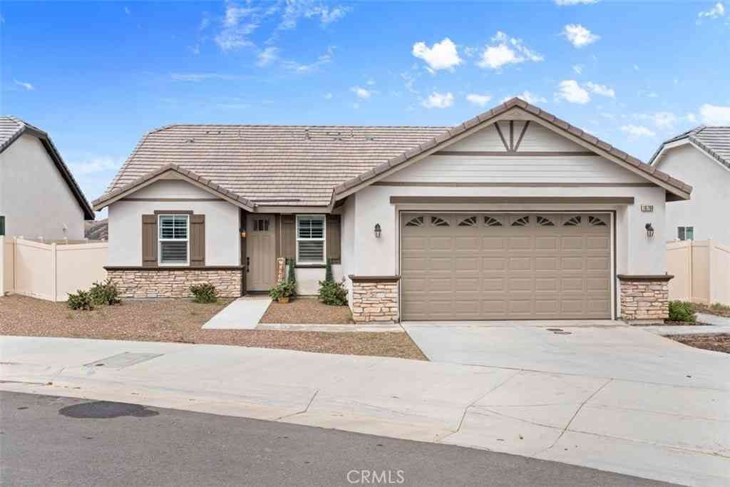 Homes For Sale - 10768 Stacy Circle<br/> San Bernardino County, Yucaipa, CA 92399
