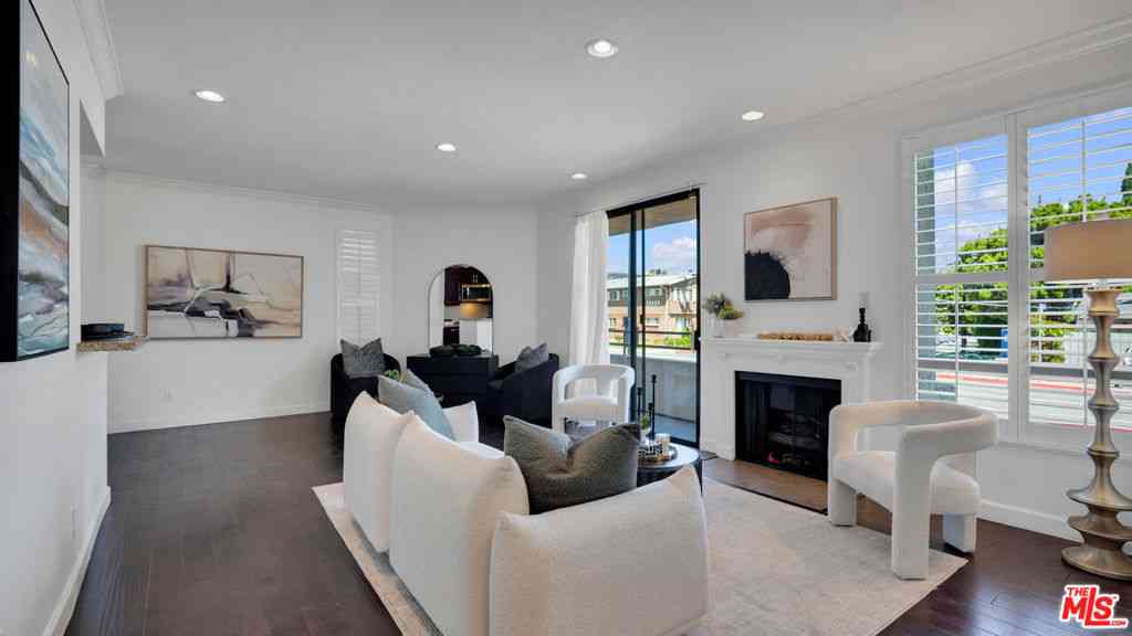 Condo For Sale - 13920 Moorpark Street #106<br/> Sherman Oaks, CA 91423