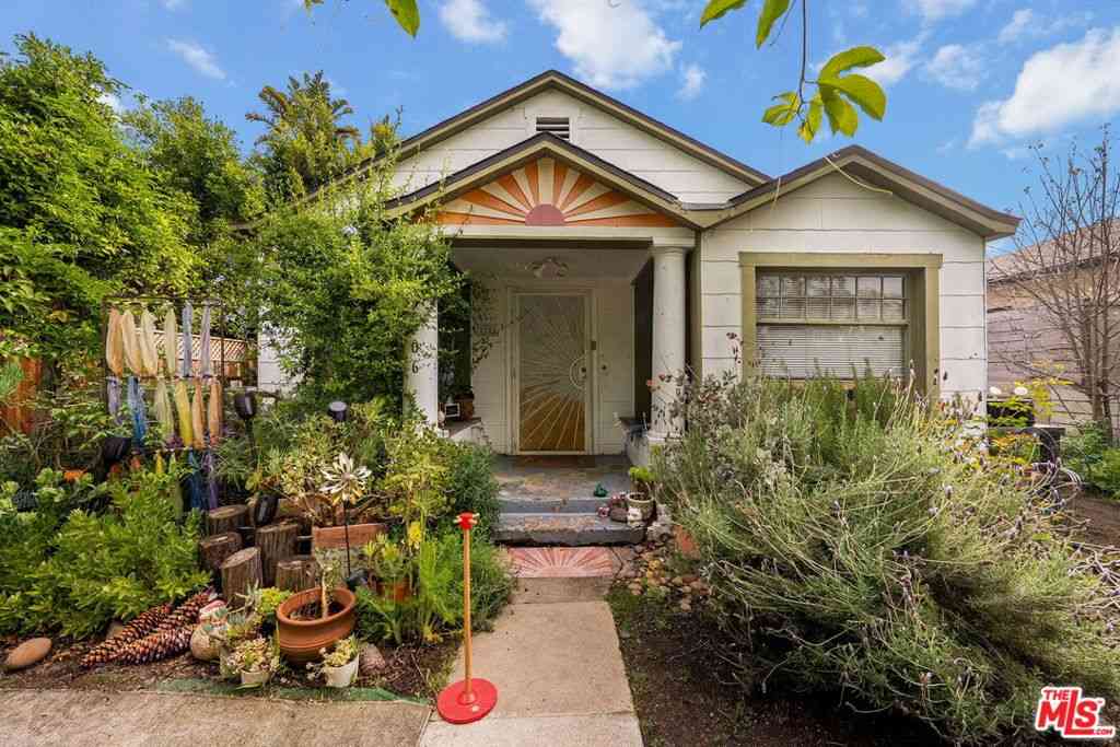 Homes For Sale - 2206 Walnut Avenue<br/> Los Angeles County, Venice, CA 90291