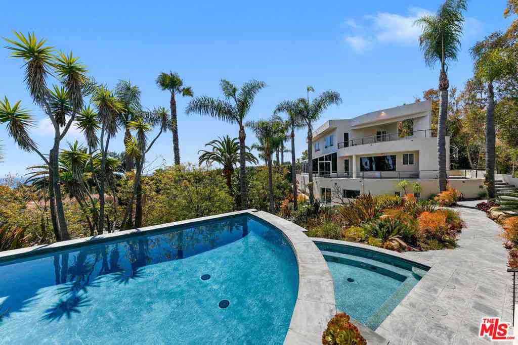 Homes For Sale - 28177 Rey De Copas Lane<br/> Malibu, CA 90265