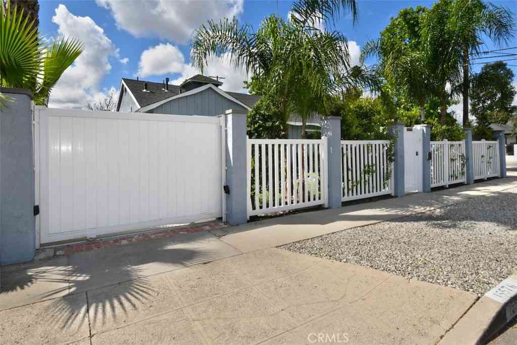 Homes For Sale - 15576 Hesby<br/> Los Angeles County, Encino, CA 91436
