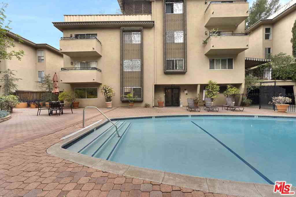 Condo For Sale - 6700 Hillpark Drive #204<br/> Los Angeles, CA 90068