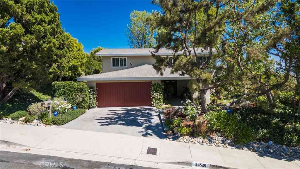 Homes For Sale - 24529 Calvert Street<br/> Los Angeles County, Woodland Hills, CA 91367