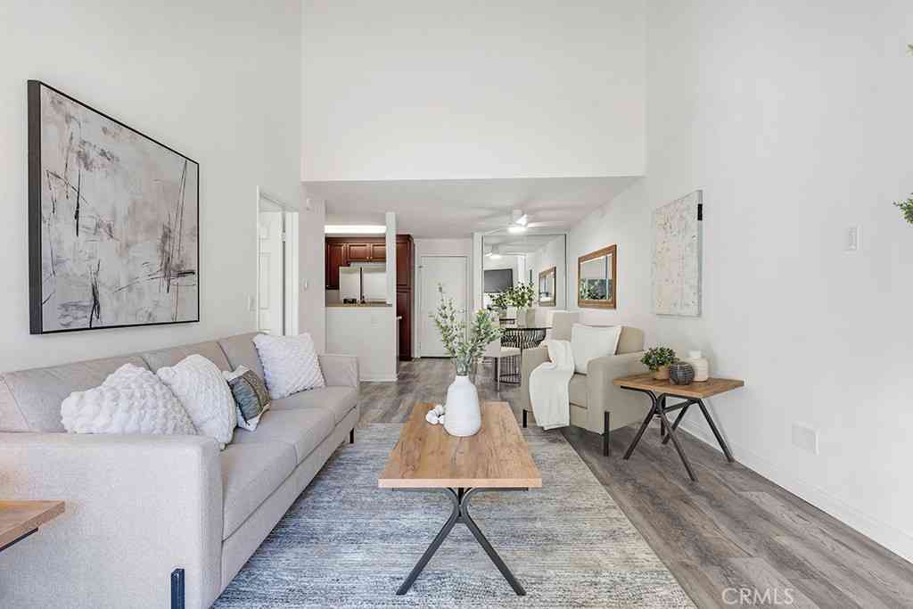 Condo For Sale - 21500 Burbank #316<br/> Los Angeles County, Woodland Hills, CA 91367
