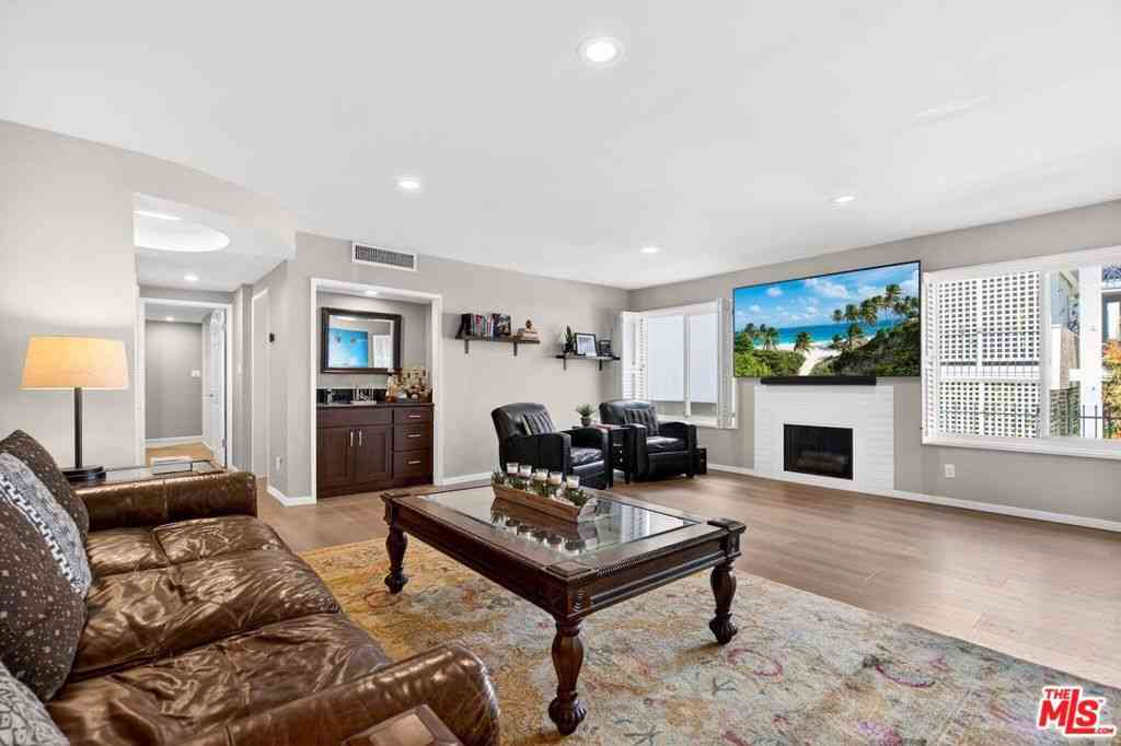 Condo For Sale - 831 S Gretna Green Way #103<br/> Los Angeles County, Los Angeles, CA 90049