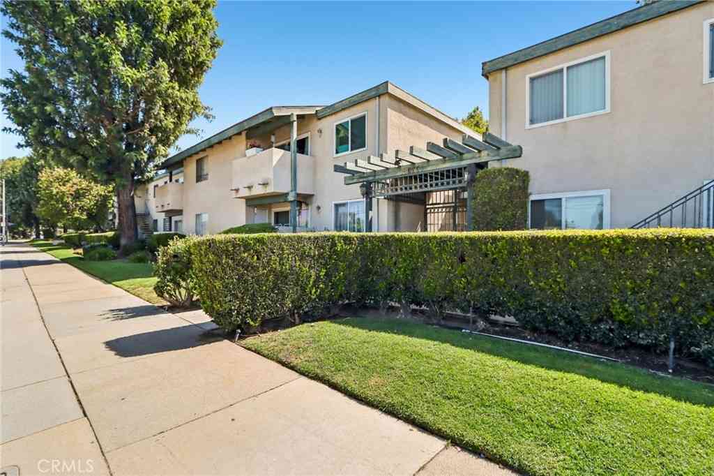 Condo For Sale - 10636 Woodley #43<br/> Los Angeles County, Granada Hills, CA 91344