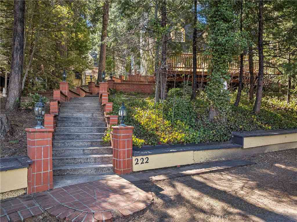 Homes For Sale - 222 Holiday<br/> San Bernardino County, Lake Arrowhead, CA 92352