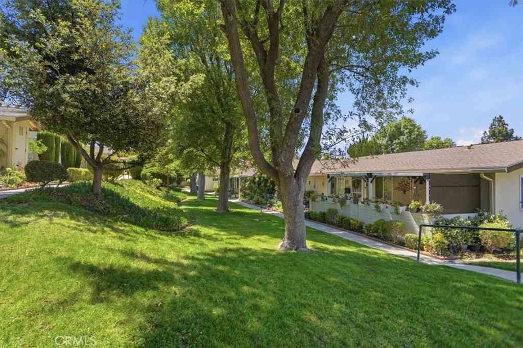 Condo For Sale - 26831 Avenue Of The Oaks #A<br/> Los Angeles County, Newhall, CA 91321
