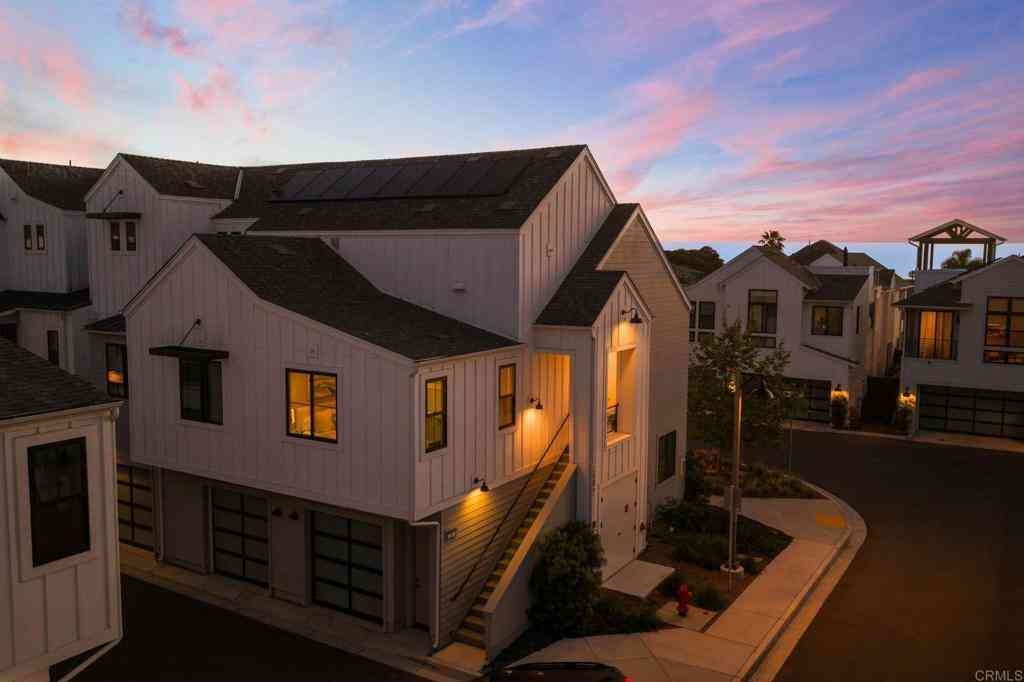 Townhouse For Sale - 1602 San Remo Place #201<br/> San Diego County, Encinitas, CA 92024