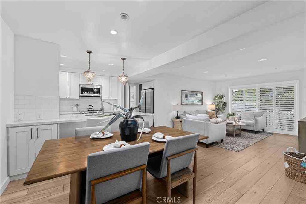 Condo For Sale - 5257 Radford Ave #101<br/> Los Angeles County, Valley Village, CA 91607