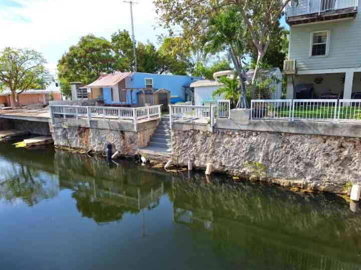 Mobile Home For Sale - 108 W Avenue A<br/> Monroe County, KEY LARGO, FL 33037