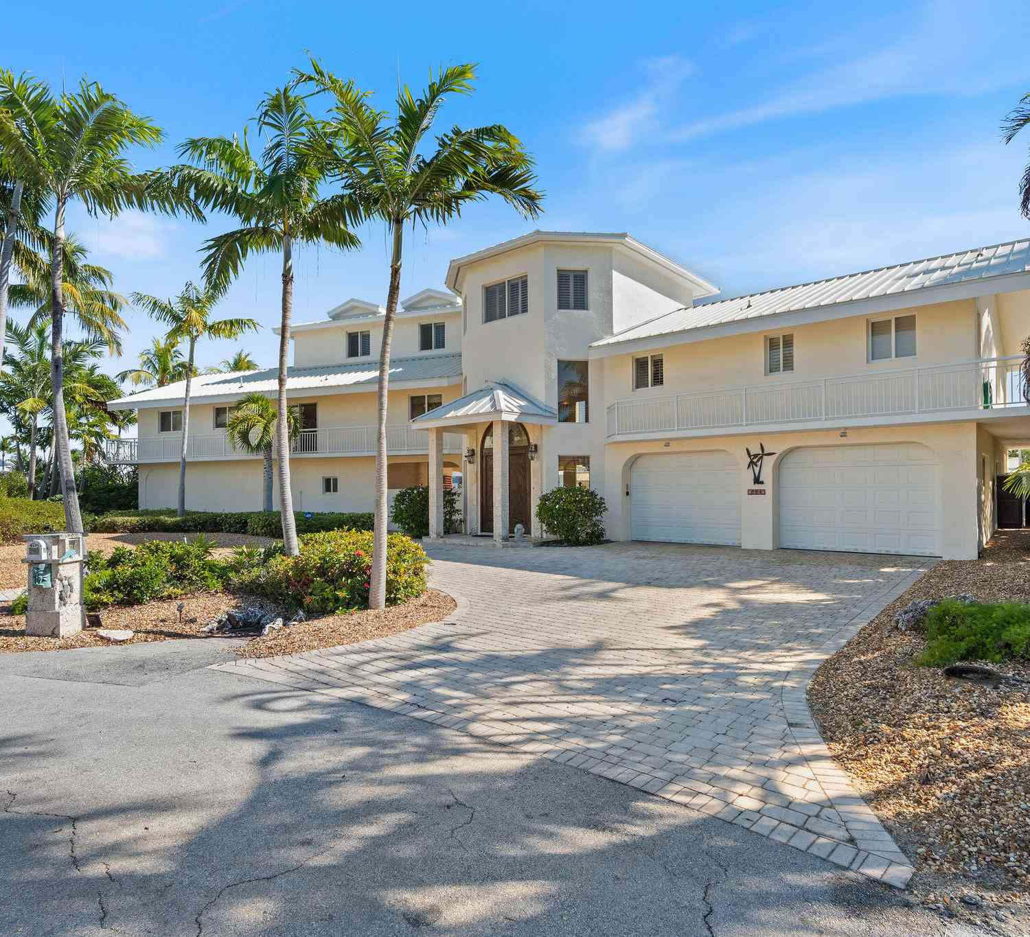 Homes For Sale - 44 W Plaza Del Lago<br/> Monroe County, Islamorada, FL 33036