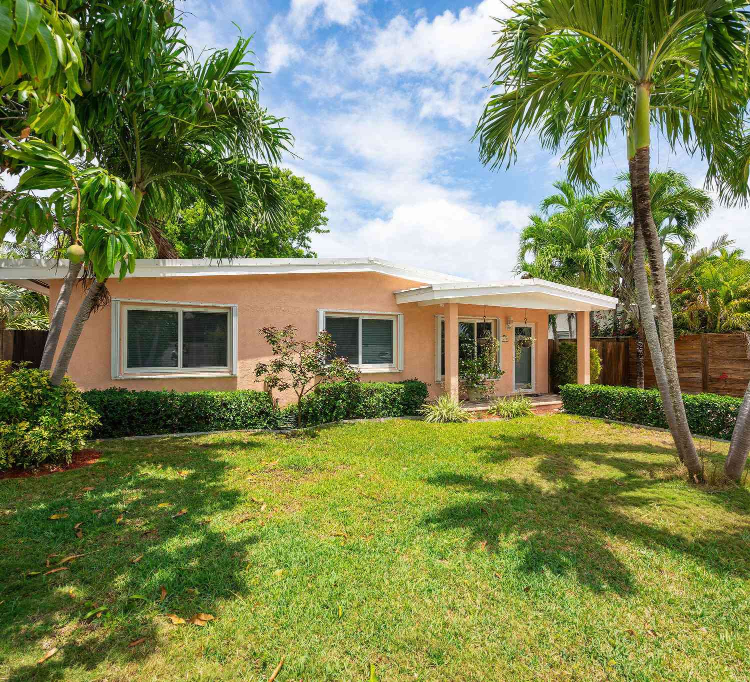 Homes For Sale - 2417 Linda Avenue AVENUE<br/> KEY WEST, FL 33040