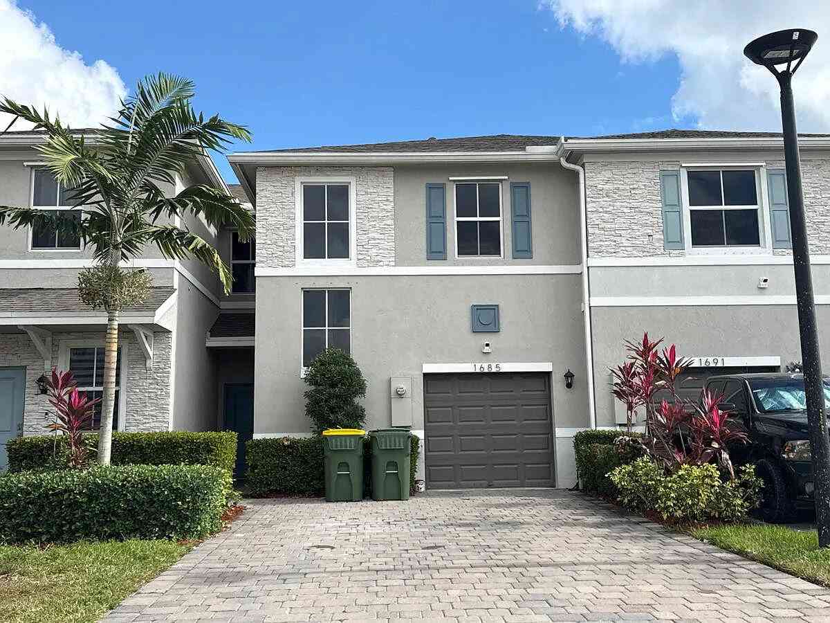 Condo For Sale - 1685 SE 8th Avenue AVENUE<br/> Homestead, FL 33034