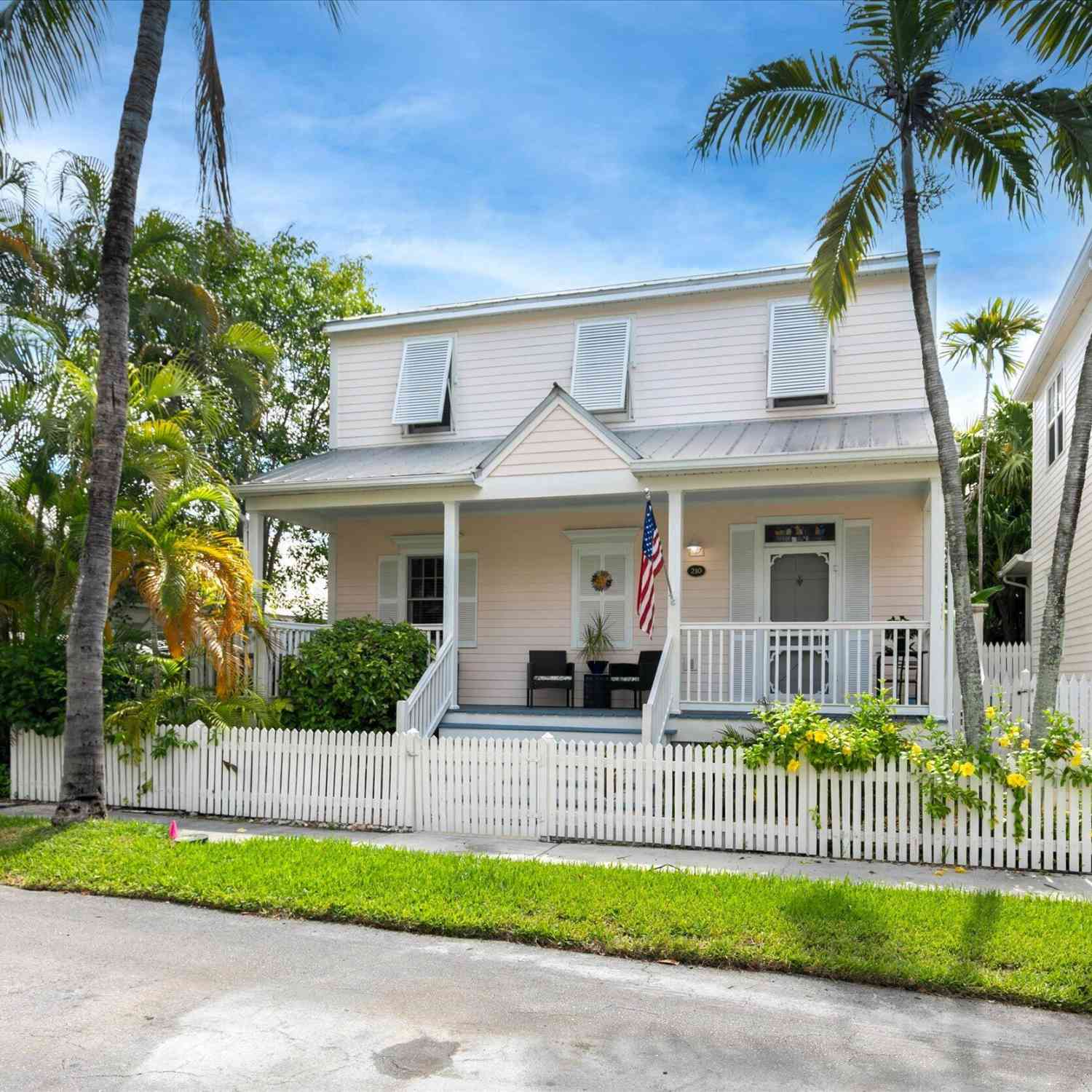 Homes For Sale - 210 Golf Club Drive DRIVE<br/> Monroe County, KEY WEST, FL 33040
