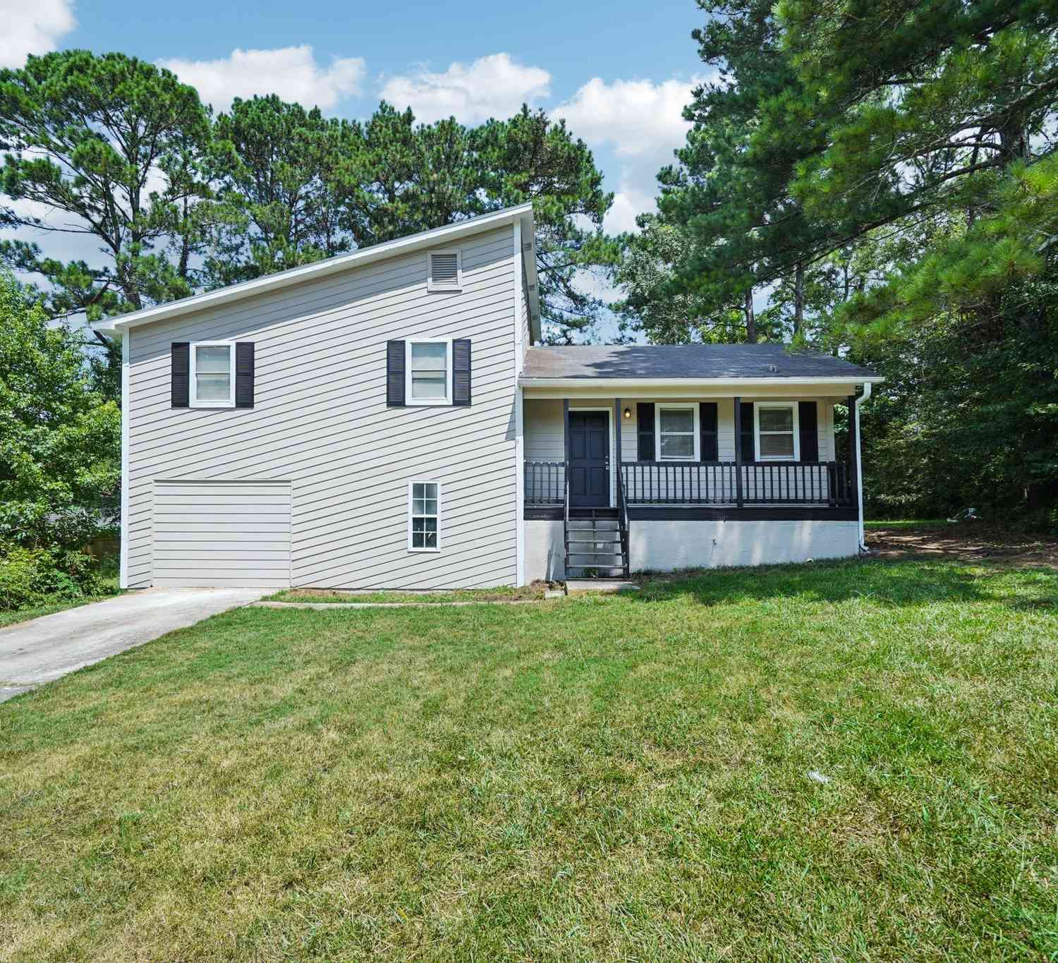 Homes For Sale - 3585 Royal Court<br/> Snellville, GA 30039