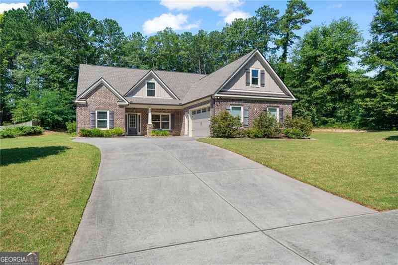 Homes For Sale - 902 Edgewater Drive<br/> Loganville, GA 30052