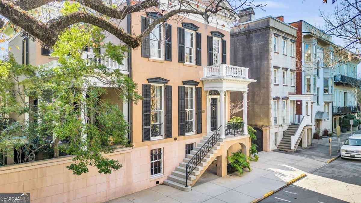 Homes For Sale - 211 E Charlton Street<br/> Savannah, GA 31401