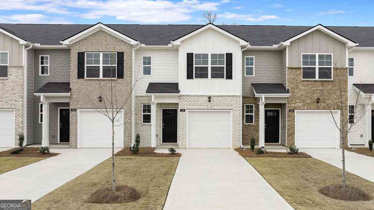 Townhouse For Sale - 212 Kenmore Circle<br/> Houston County, Perry, GA 31069