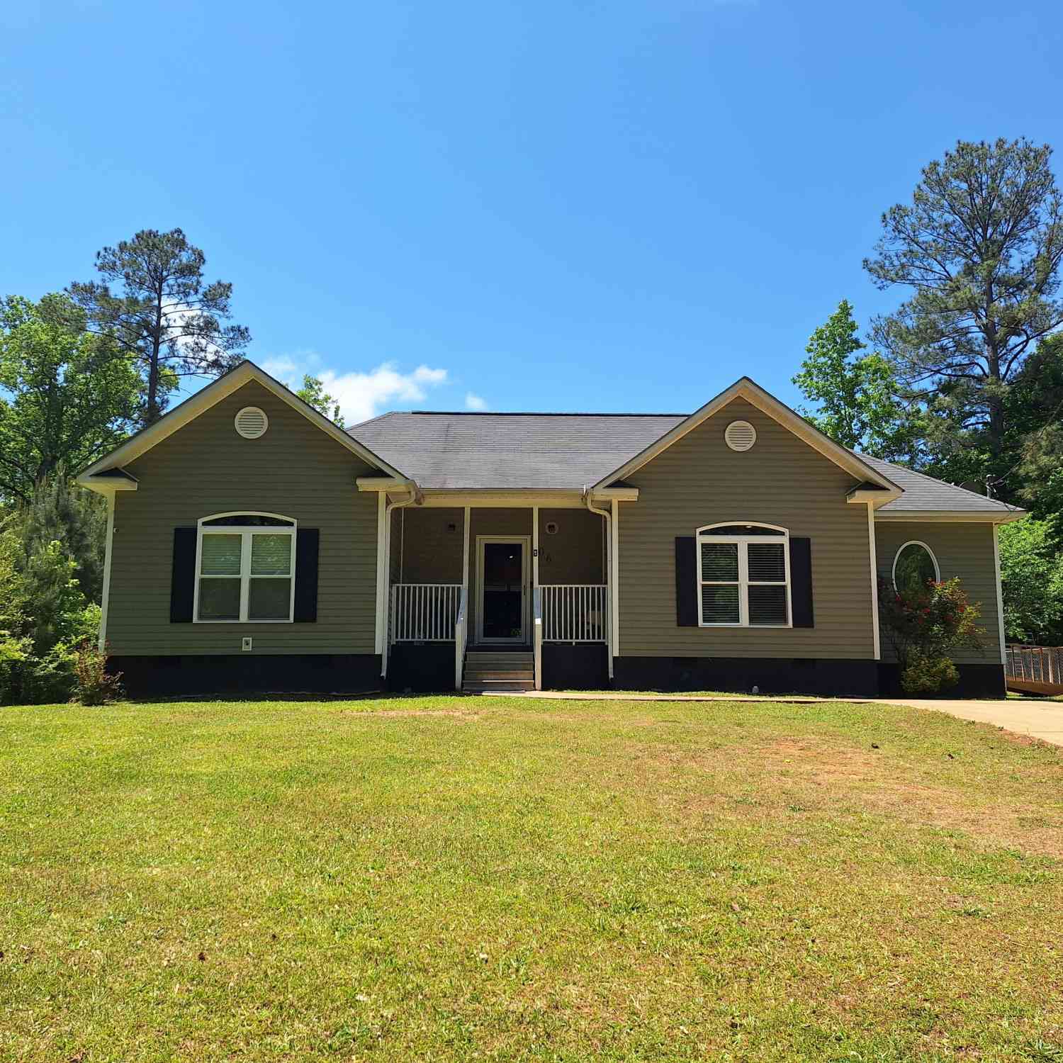 Homes For Sale - 806 Springfield Circle<br/> LaFayette, AL 36862
