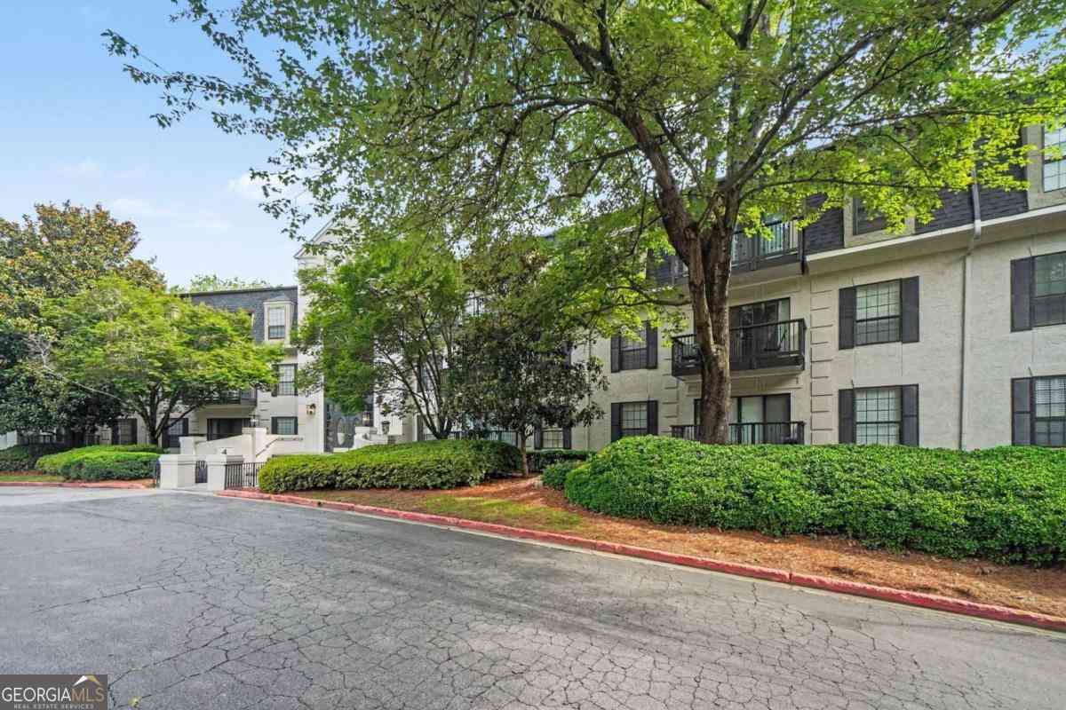 Condo For Sale - 4105 Pine Heights Drive NE<br/> Atlanta, GA 30324