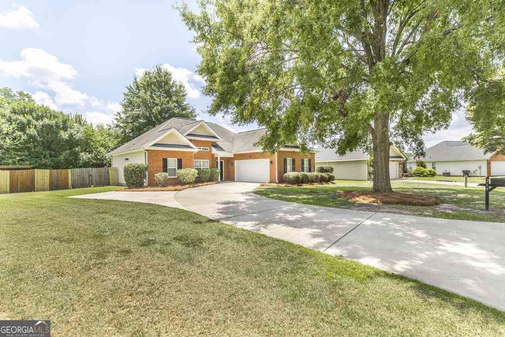 Homes For Sale - 219 Knights Bridge<br/> Warner Robins, GA 31093