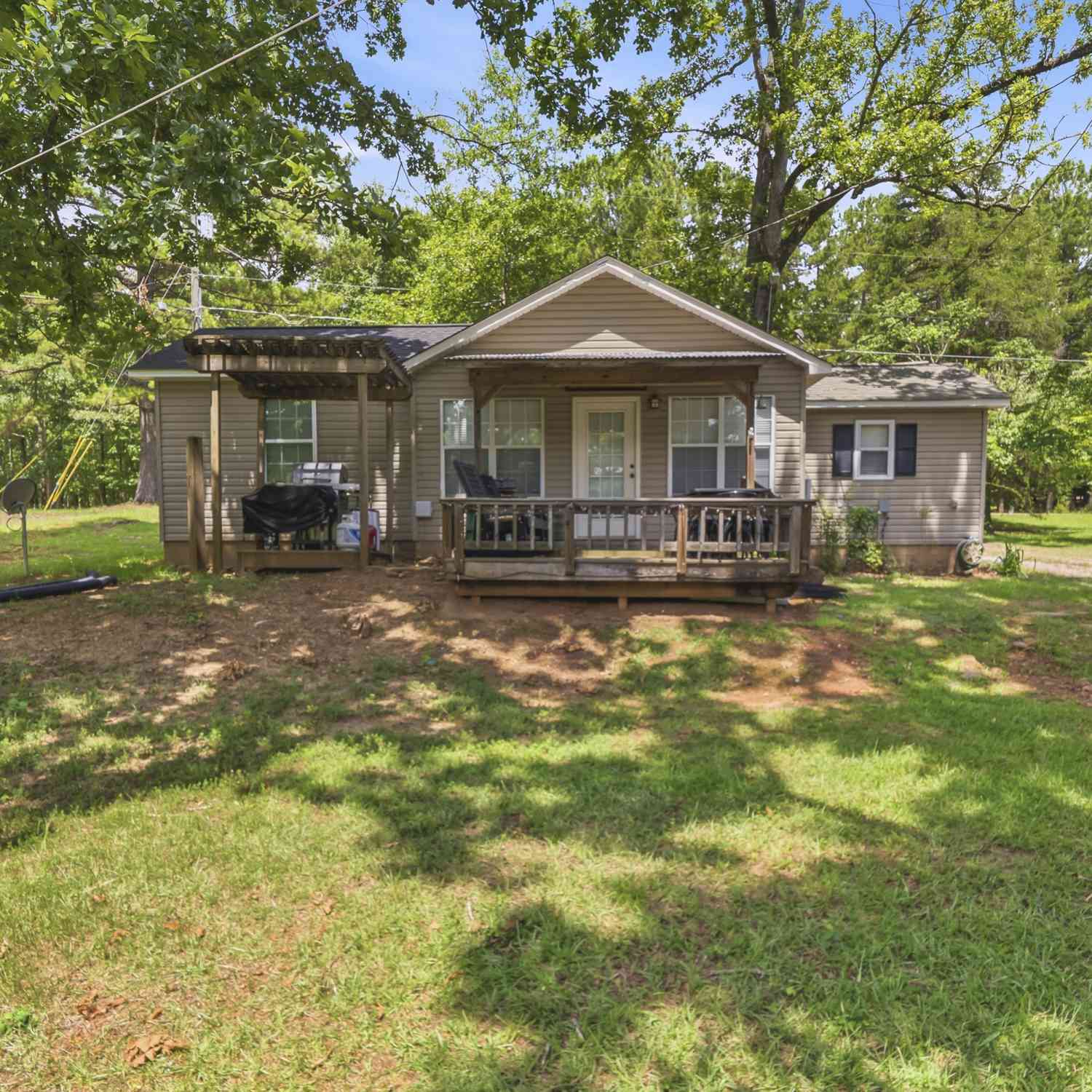 Homes For Sale - 201 Lakeshore Drive<br/> Eatonton, GA 31024