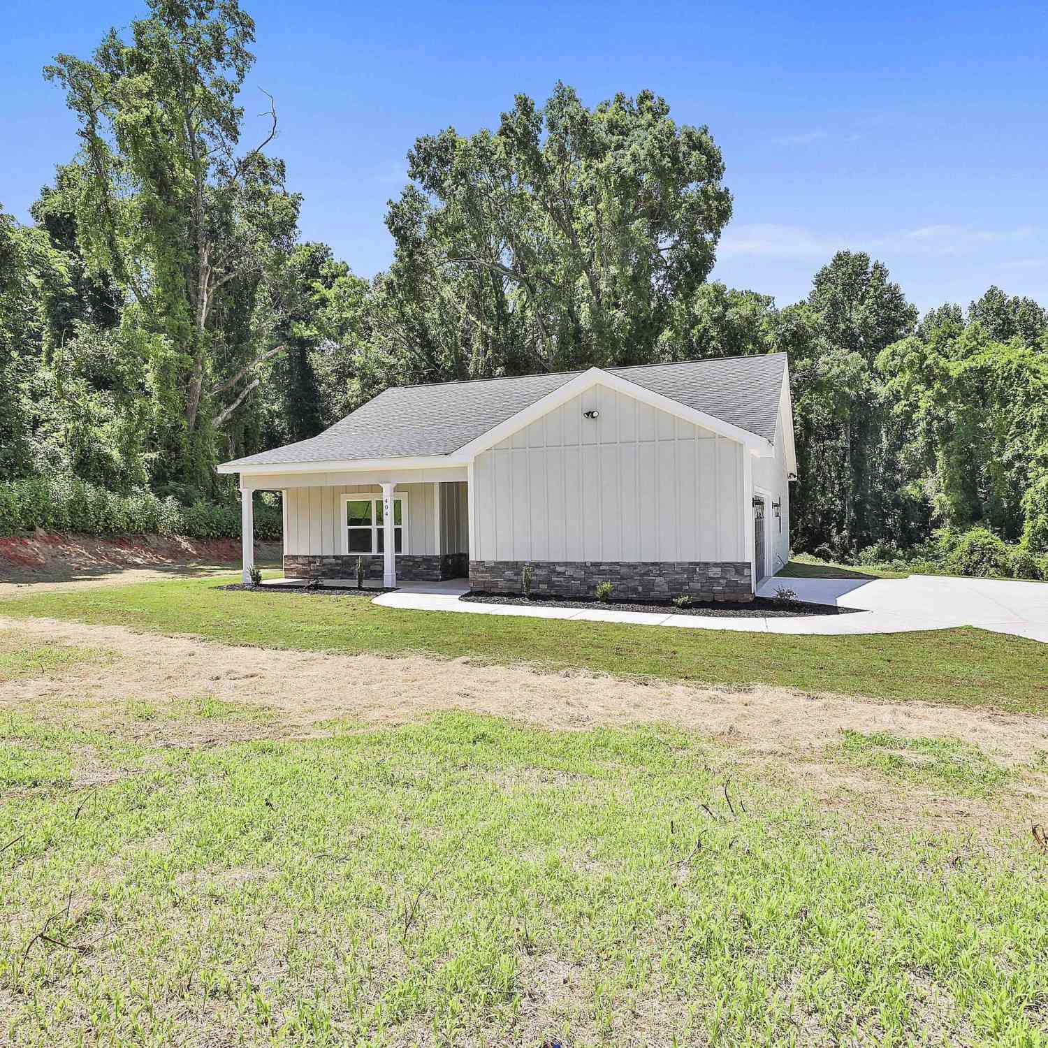 Homes For Sale - 404 W Boyd Road<br/> Hogansville, GA 30230