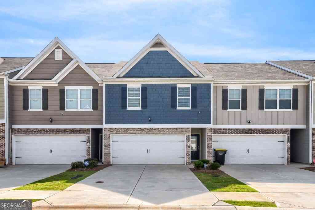 Townhouse For Sale - 11694 Chatham Drive<br/> Hampton, GA 30228