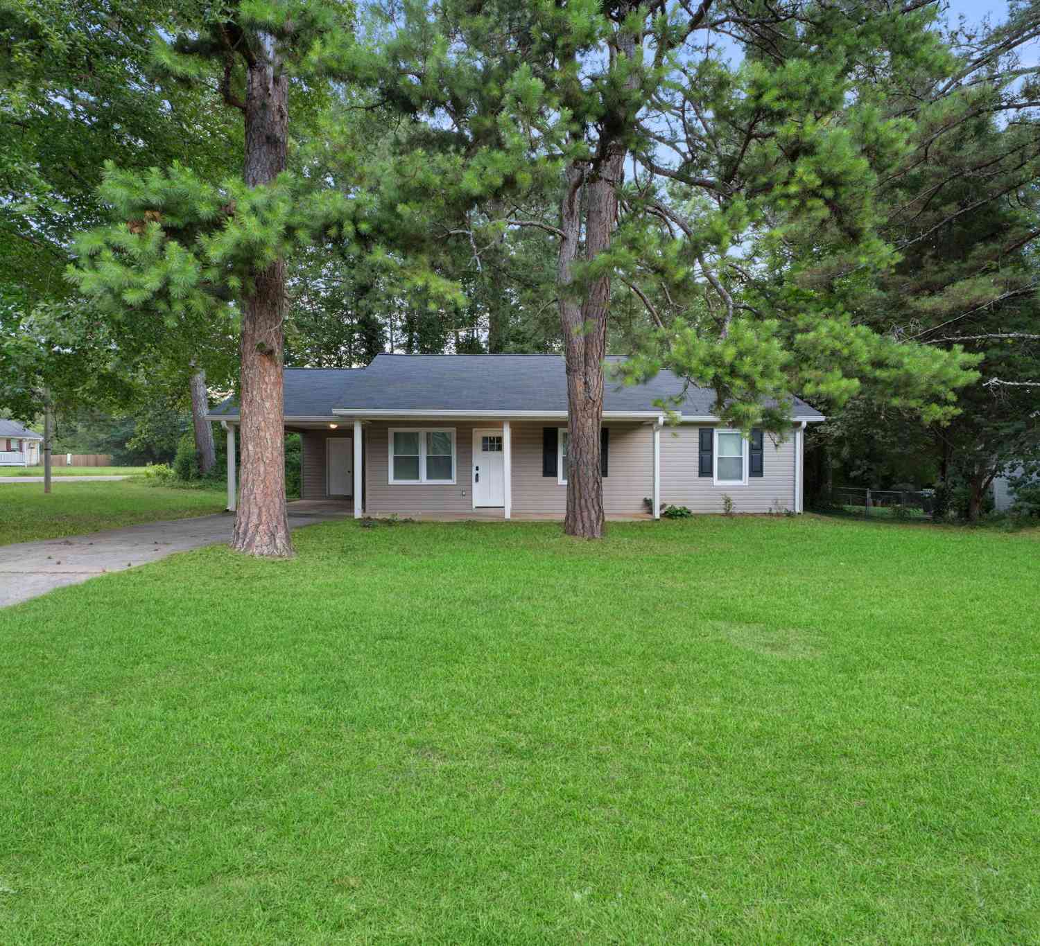 Homes For Sale - 10 Lajuana Drive<br/> Carrollton, GA 30116