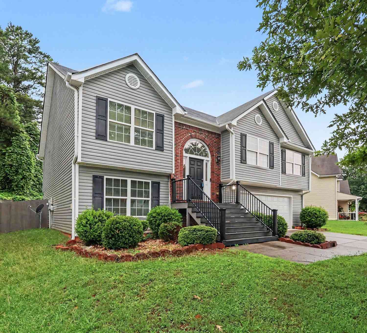Homes For Sale - 4227 Round Stone Trail<br/> Snellville, GA 30039