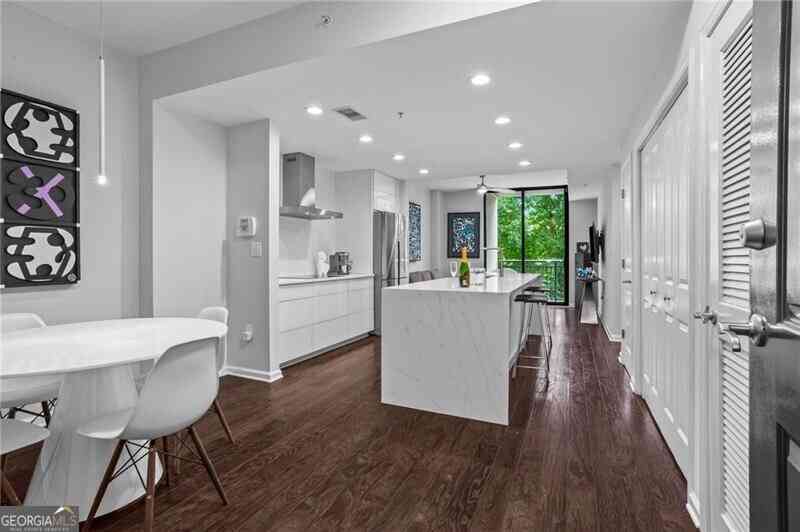 Condo For Sale - 3040 Peachtree Road NW #209<br/> Atlanta, GA 30305