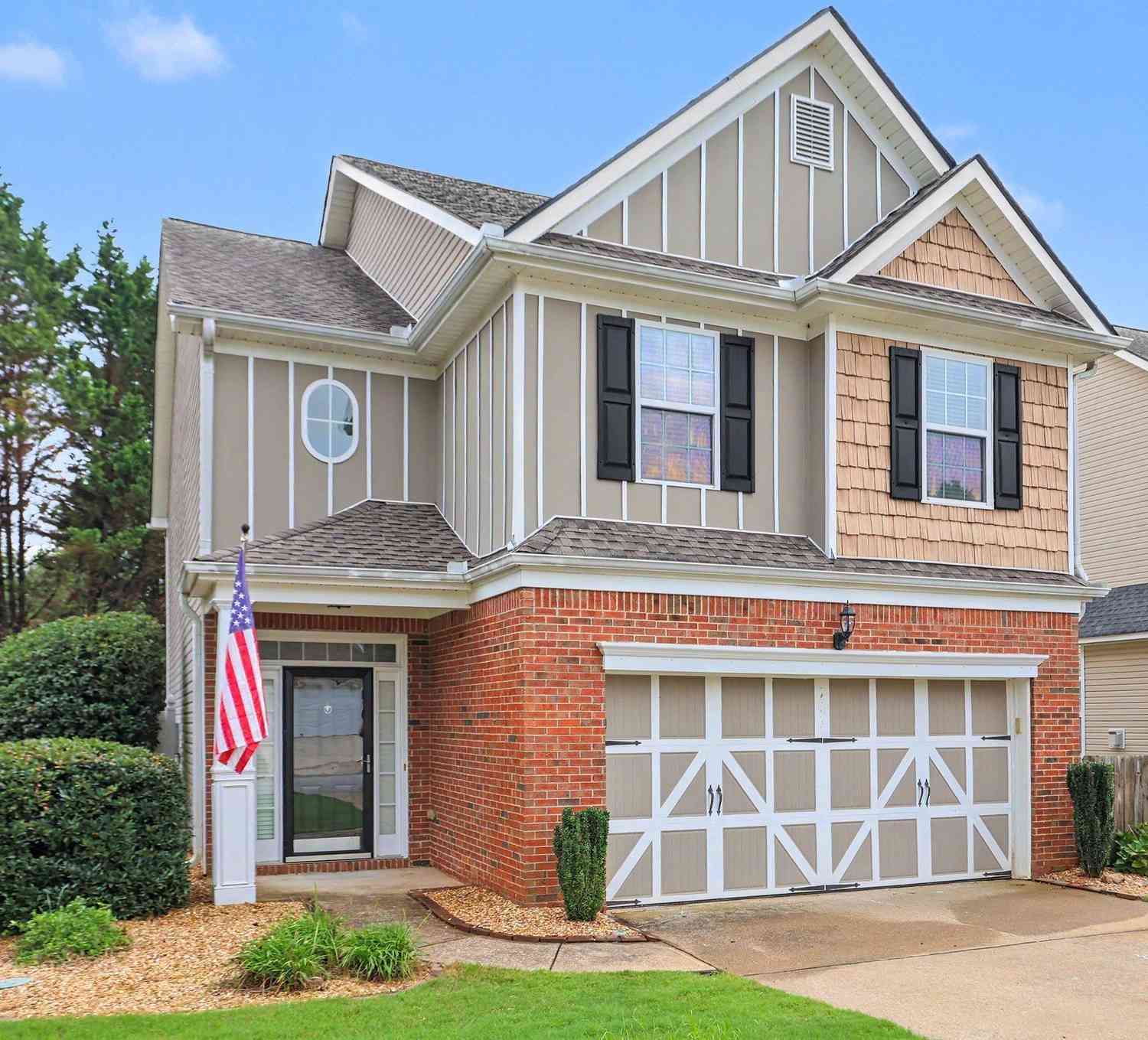 Homes For Sale - 211 Meadow Run<br/> Carrollton, GA 30116
