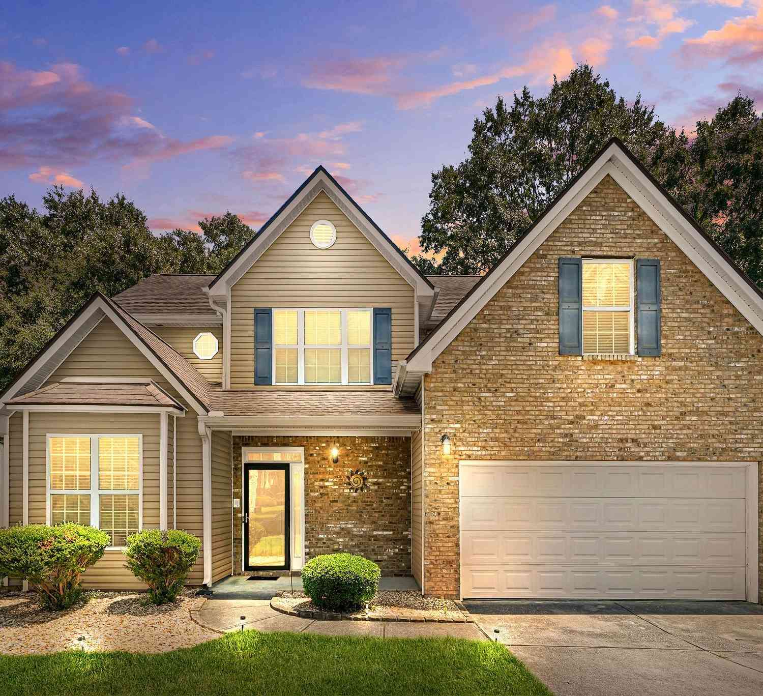 Homes For Sale - 2432 Temple View Drive<br/> Snellville, GA 30078
