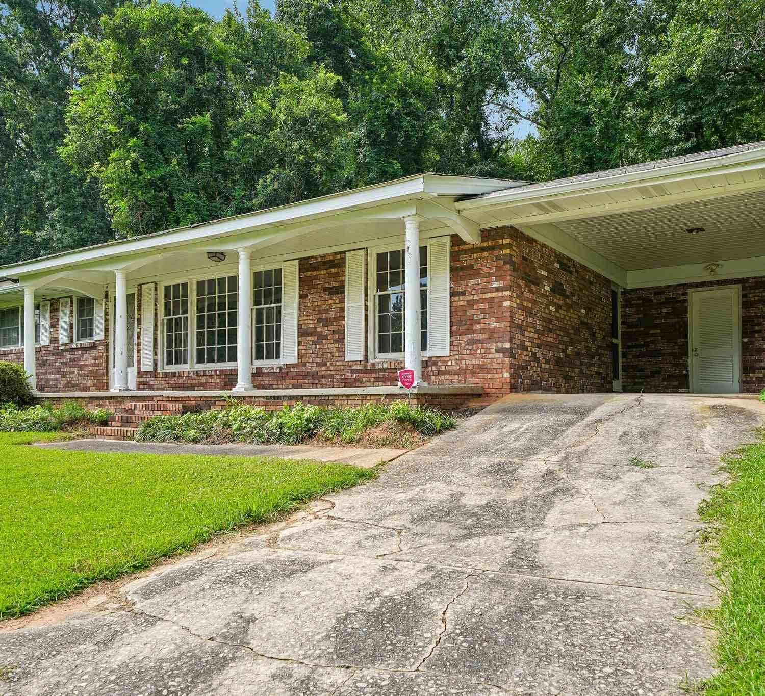 Homes For Sale - 2703 Arrowood Drive<br/> Fulton County, East Point, GA 30344