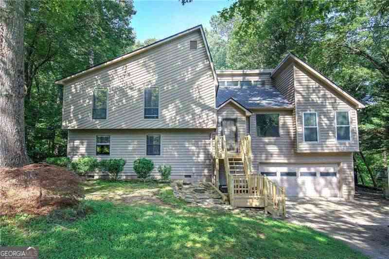 Homes For Sale - 1032 Summer Place NW<br/> Acworth, GA 30102
