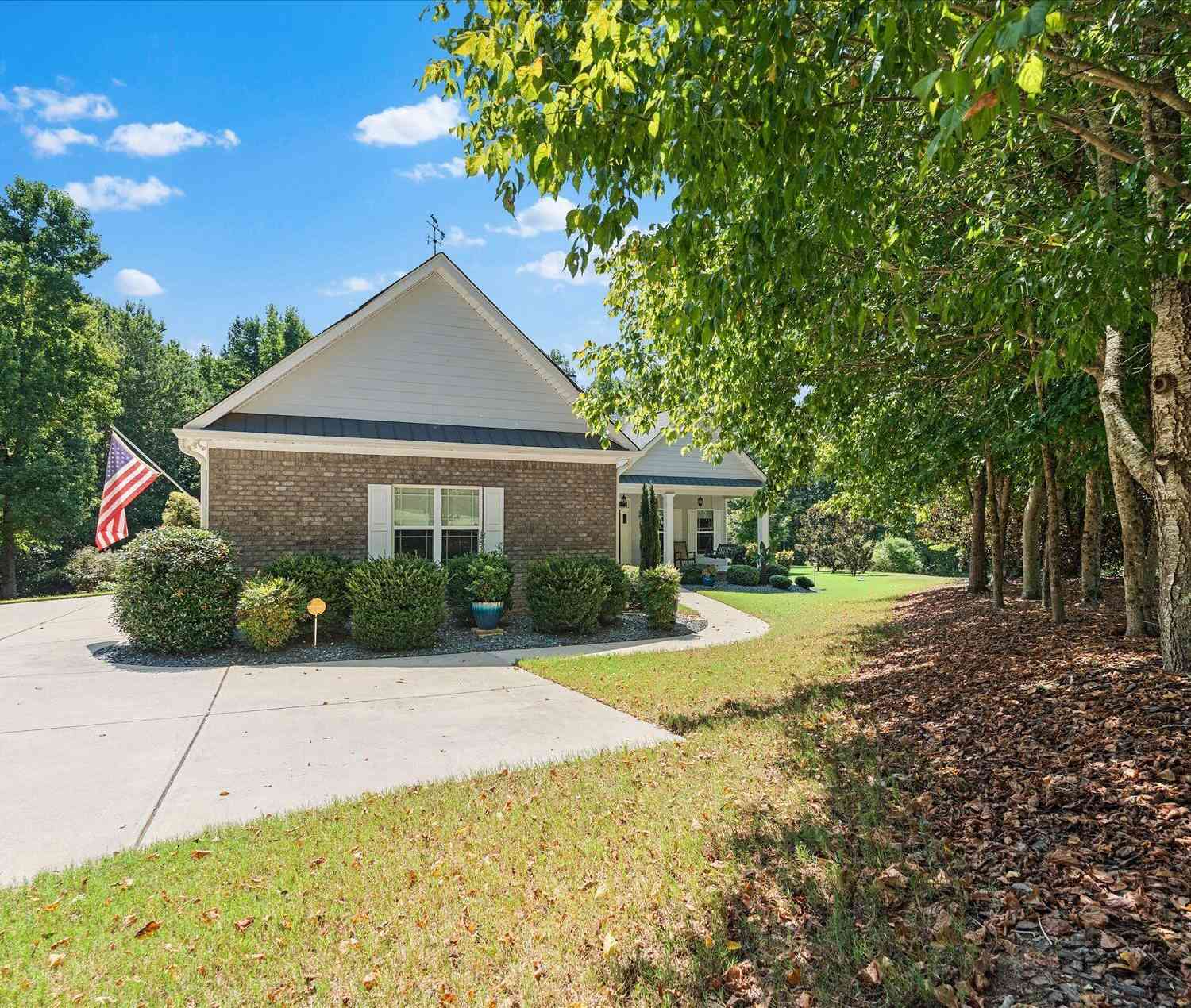 Homes For Sale - 212 Overlook Way<br/> Carrollton, GA 30117