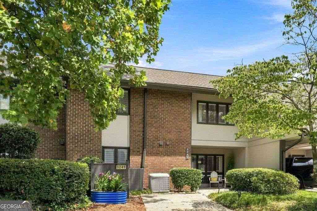 Townhouse For Sale - 3249 Clairmont North NE<br/> Dekalb County, Brookhaven, GA 30329