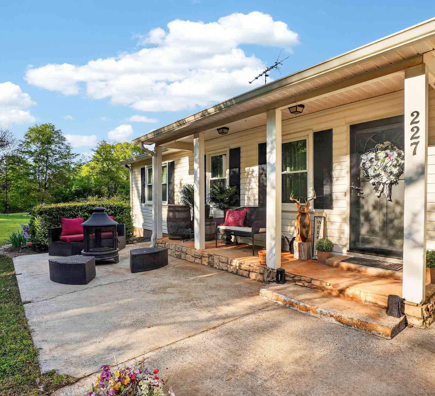 Homes For Sale - 227 Shady Lane<br/> Williamson, GA 30292