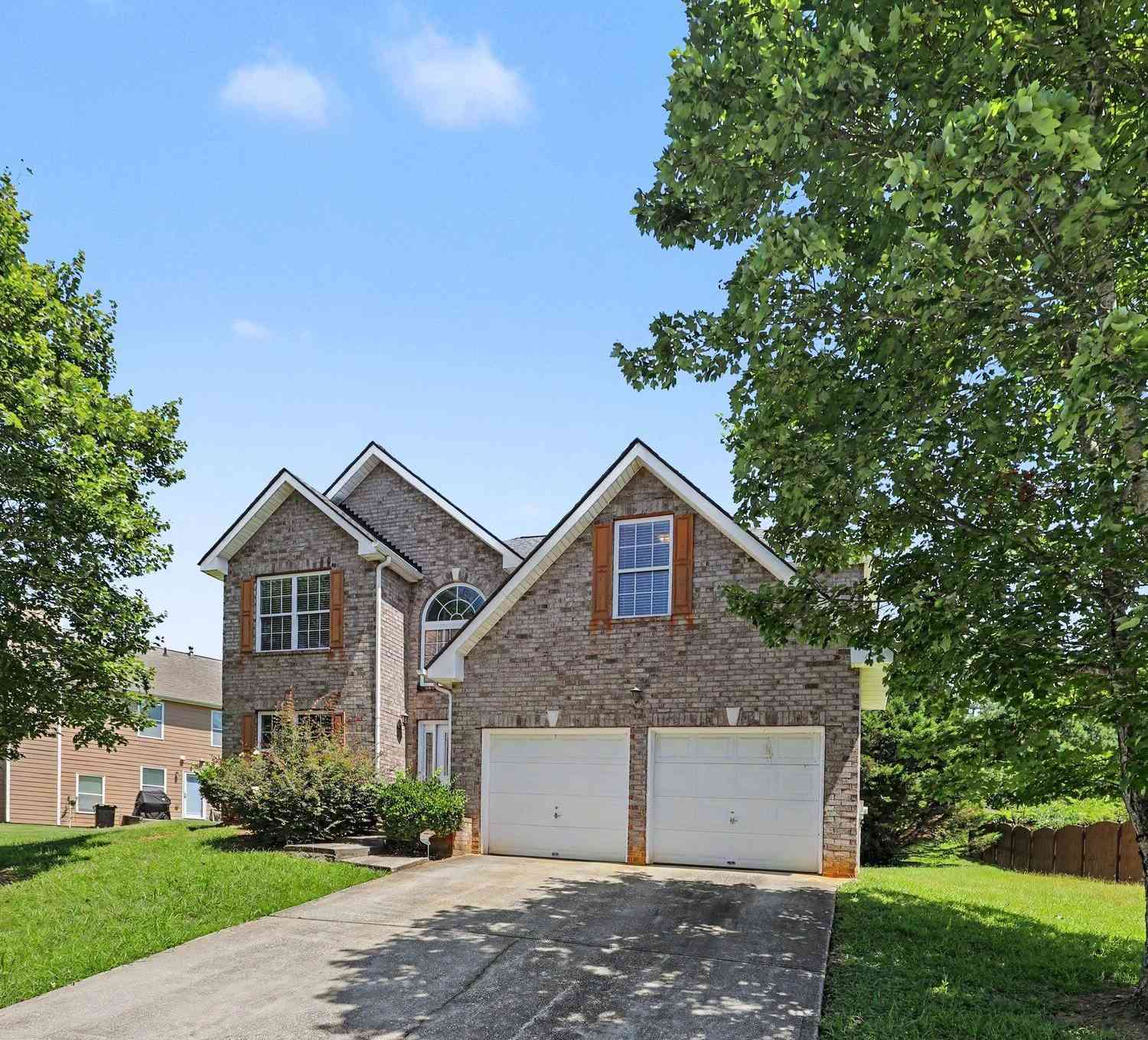 Homes For Sale - 1020 Buckingham Terrace<br/> Fairburn, GA 30213